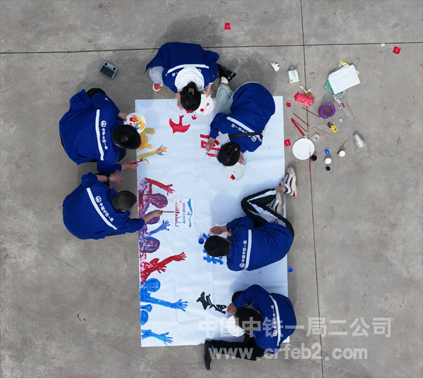 照片二：共绘”赢在执行 胜在团队“蓝图巨画